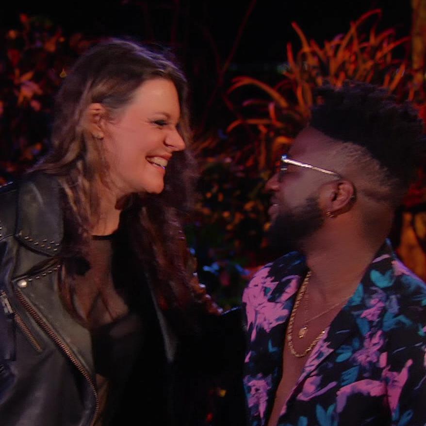\Es hat geklappt!\ Am letzten Tauschabend in Südafrika sind die \Sing meinen Song\-Stars Floor Jansen und Kelvin Jones zu recht sehr stolz auf ihre gemeinsame Version von \Call You Home\. \Es hat geklappt!\ Am letzten Tauschabend in Südafrika sind die \Sing meinen Song\-Stars Floor Jansen und Kelvin Jones zu recht sehr stolz auf ihre gemeinsame Version von \Call You Home\.