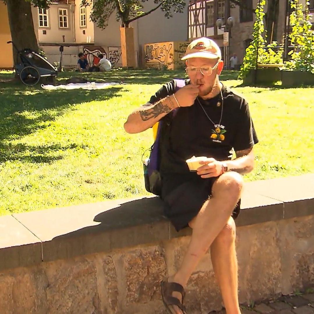 Nach einem anstrengenden Dinner-Einkauf wird sich erst mal ein Eis genehmigt. Nach einem anstrengenden Dinner-Einkauf wird sich erst mal ein Eis genehmigt.