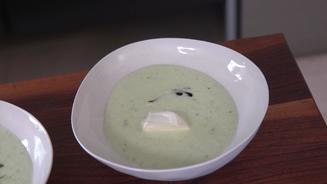 Geeiste Gurken-Dillsuppe mit Krabben