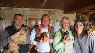 Frank Weber hilft Hundebesitzerin