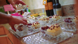 Herrencreme, Grießkuchen und Beeren