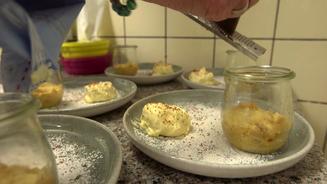 Warmer Apfelstreusel mit Topfenrahmeis