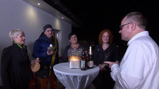 Lara schüttet den Aperitif vom Balkon