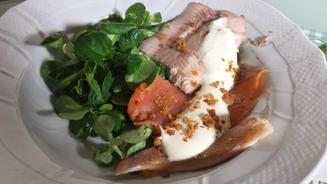 Zweierlei Lachsforelle auf Feldsalat