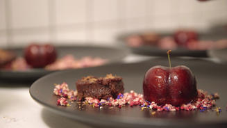 Waldbeeren, Brownies und Sauerrahmeis