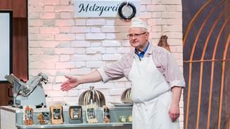 Er hat eine spezielle Wurst im Gepäck
