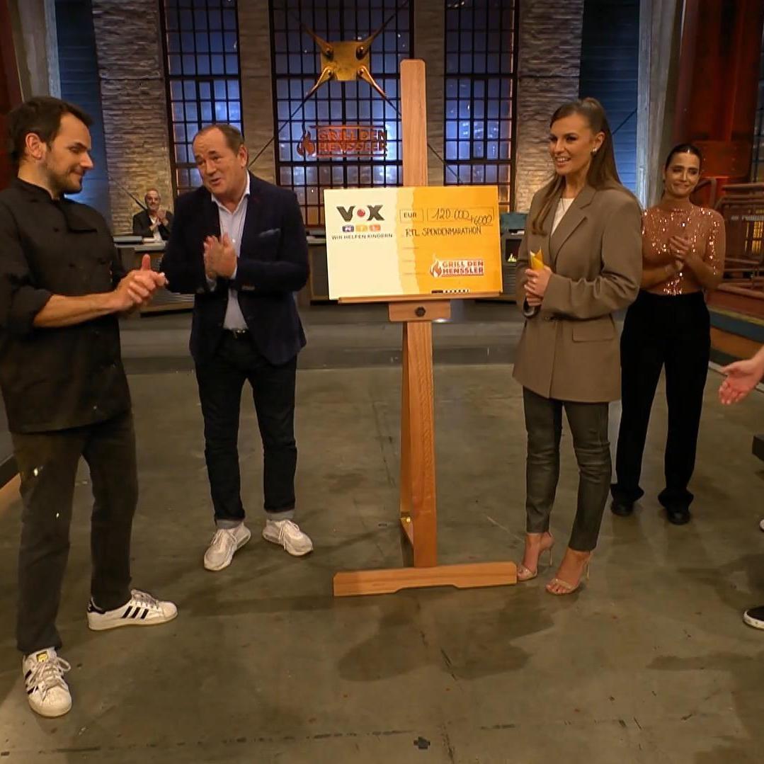 Wolfram Kons nimmt den Scheck in Empfang Wolfram Kons nimmt den Scheck in Empfang