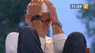 Sven Martinek grillt den Fisch tot