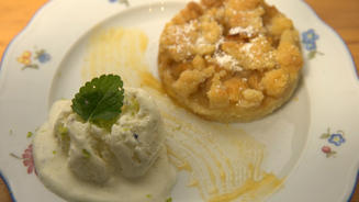 Apfelkuchen und Eis