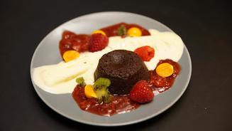 Schokokuchen an Vanilleparfait