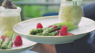 Grüner Spargel mit Himbeervinaigrette