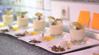 Feines Orangen-Mousse auf Cantuccini