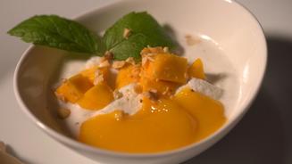 Halbgefrorene Kokoscreme mit Mango