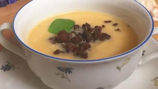 Selleriecremesuppe mit Mettcroutons