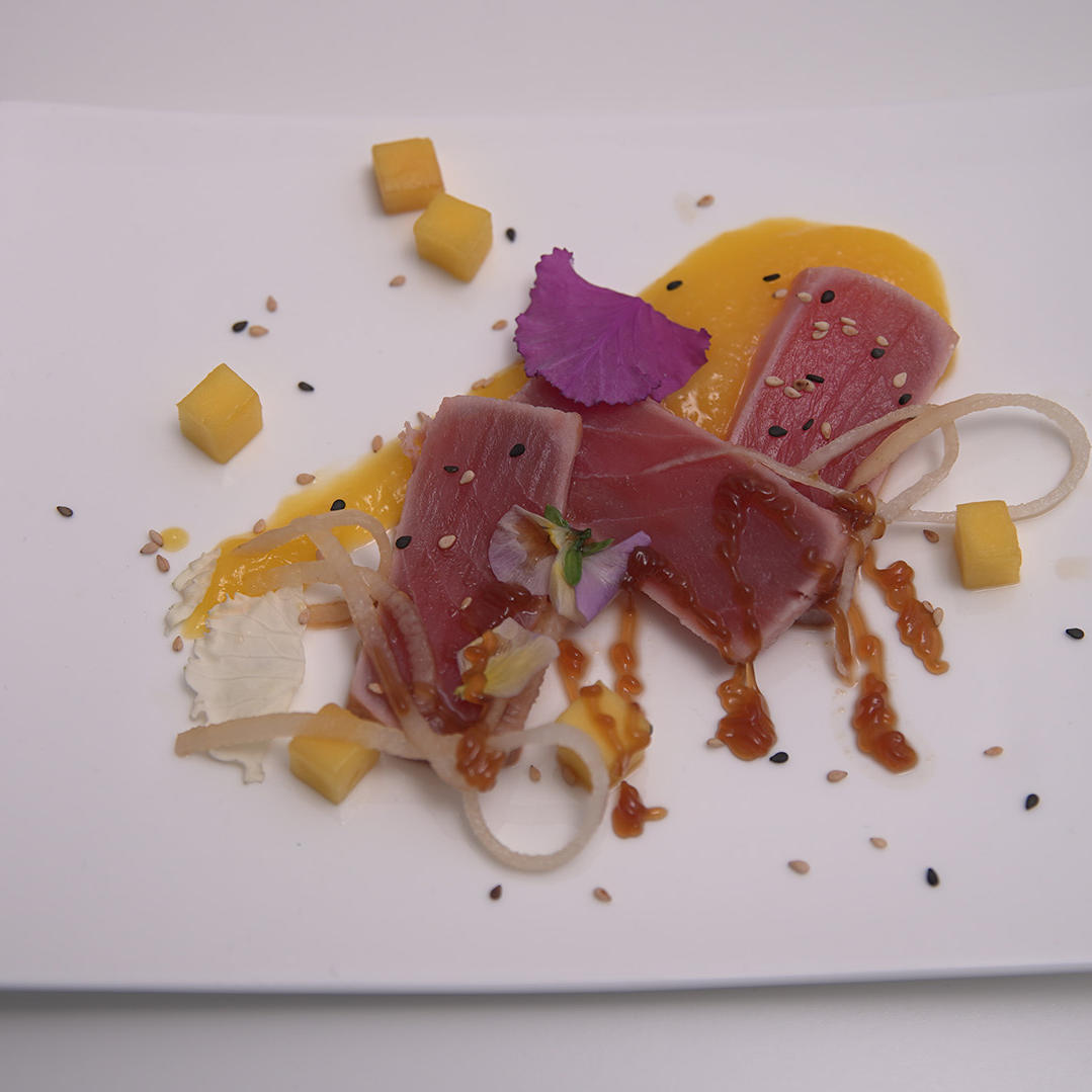 Thunfisch Tataki mit Mango und Rettich Thunfisch Tataki mit Mango und Rettich