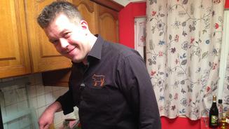 Männer, die auf einen Grill starren