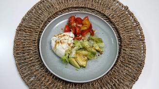  Burrata auf einem Bouquet aus Salat
