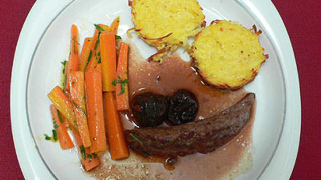 Das Perfekte Dinner Rezepte Lammfilets An Pflaumensosse Mit Estragon Karotten Und Kartoffel Meerrettich Kuchen