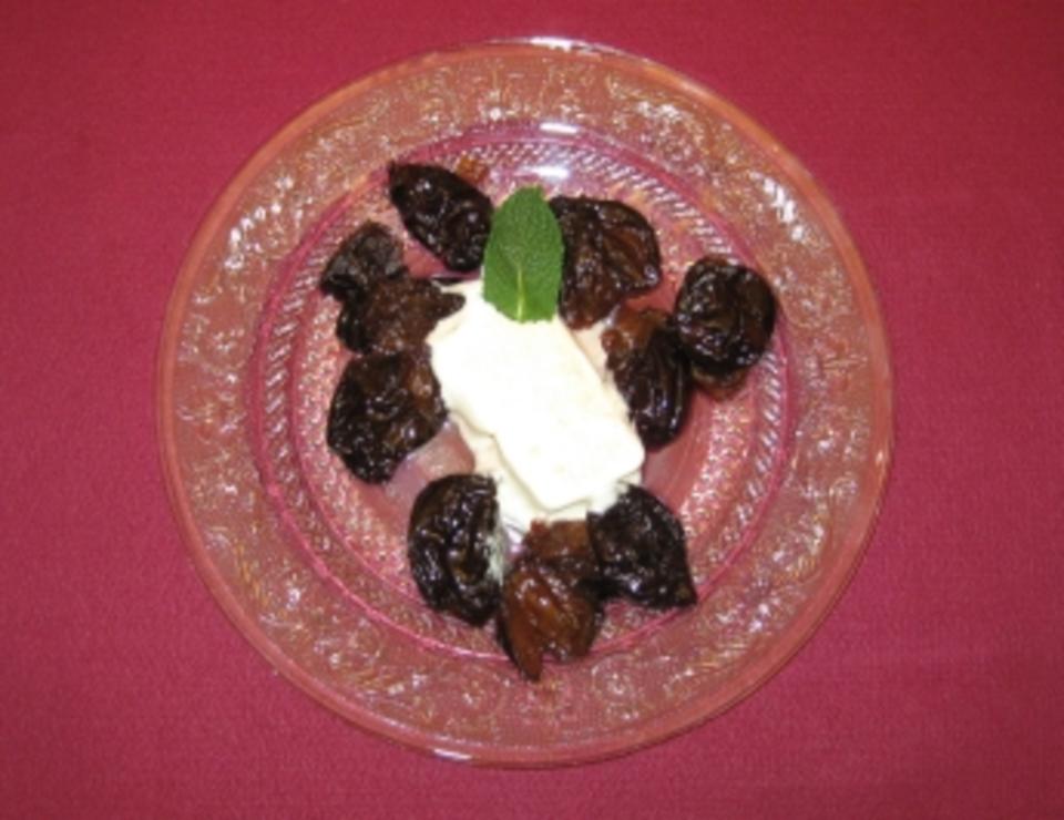Das perfekte Dinner Rezepte - Geeiste Zabaione mit Pflaumen Das perfekte Dinner Rezepte - Geeiste Zabaione mit Pflaumen