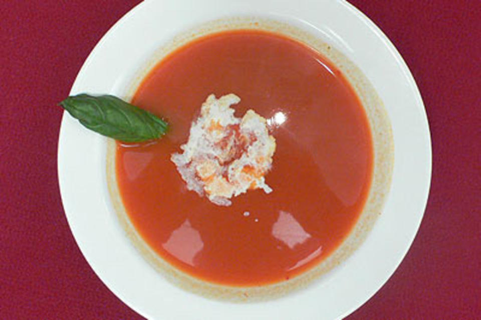 Das perfekte Dinner Rezepte - Tomatensuppe mit Kräutern, gerösteter ...