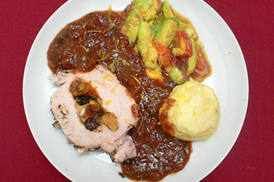 Das perfekte Dinner Rezepte - Braten, gefüllt mit Obst, an Klößen mit ...