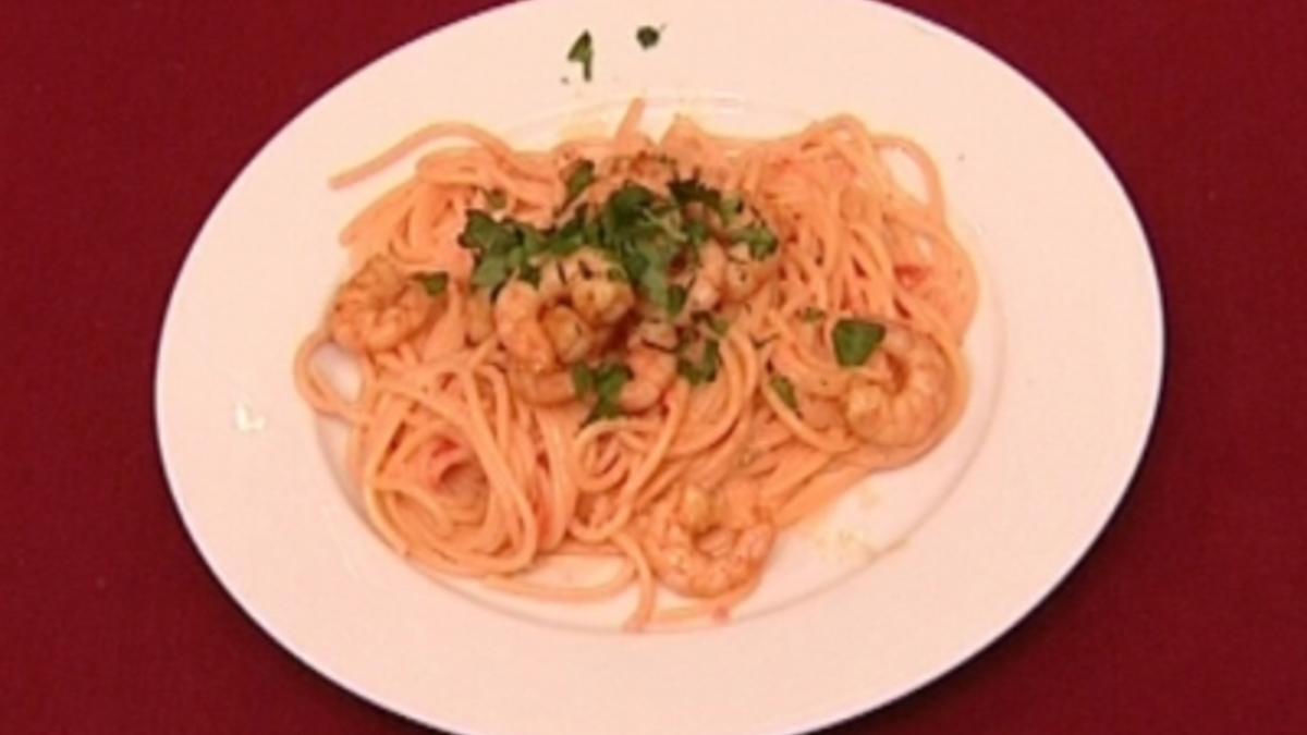 Das perfekte Promi Dinner Rezepte - Prager Lachsspaghetti mit ...