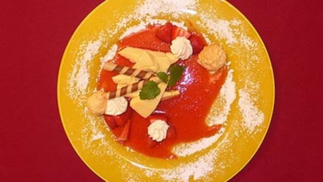 Das perfekte Dinner Rezepte - Geeiste Zitronenzabaione mit Erdbeeren