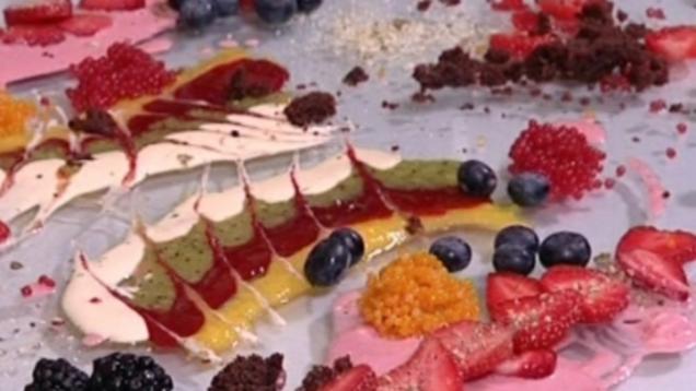 Das perfekte Dinner Rezepte - Erdbeeren Romanoff auf einer Früchte-Trilogie