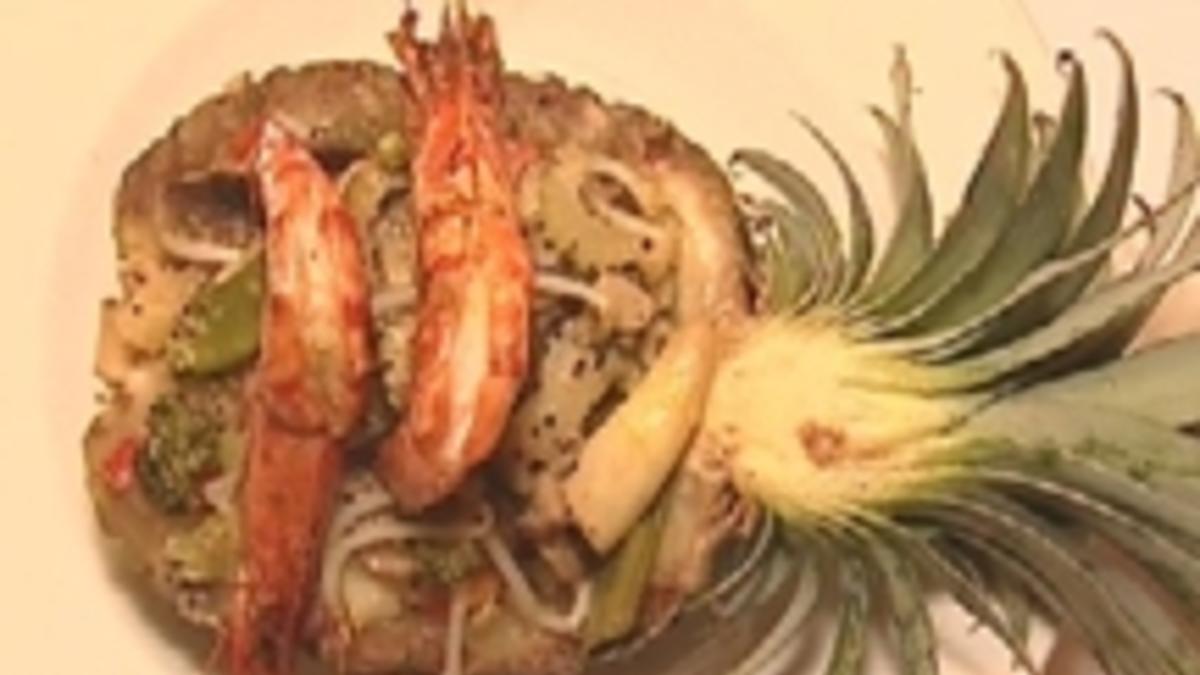 Das perfekte Dinner Rezepte - Ananas gefüllt mit Gemüsecurry auf Cashewreis mit Chiligarnelen