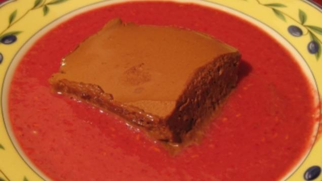 Das perfekte Dinner Rezepte - Mousse au Chocolat auf einem Spiegel aus ...