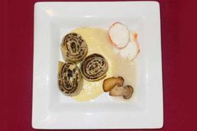 Nudeln mit Steinpilzfüllung in Gruyere-Schaum