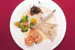 Variation von Fisch mit Reisbällchen auf asiatischem Gemüsebett