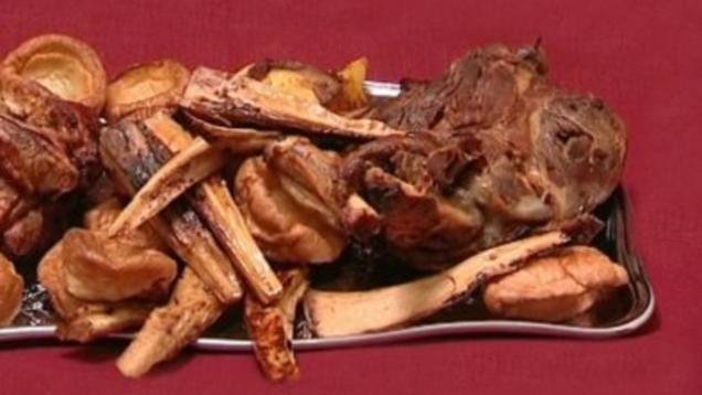 Das perfekte Promi Dinner Rezepte - Lamm mit Minzsoße, Yorkshire ...