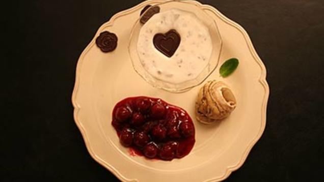 Das perfekte Dinner Rezepte - Stracciatella–Quark–Creme mit Eis an Obst