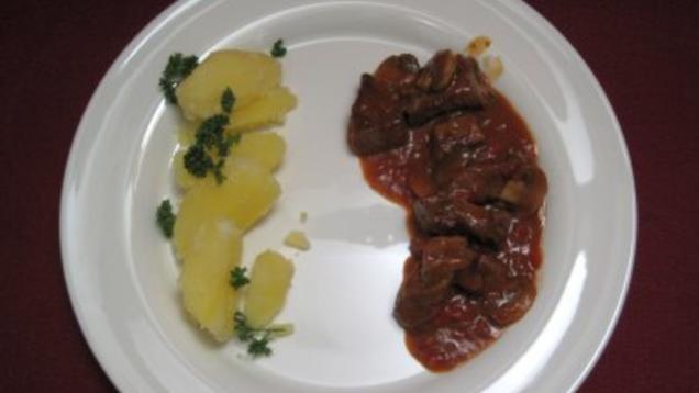 Das perfekte Dinner Rezepte - Rindergulasch mit Petersilienkartoffeln ...