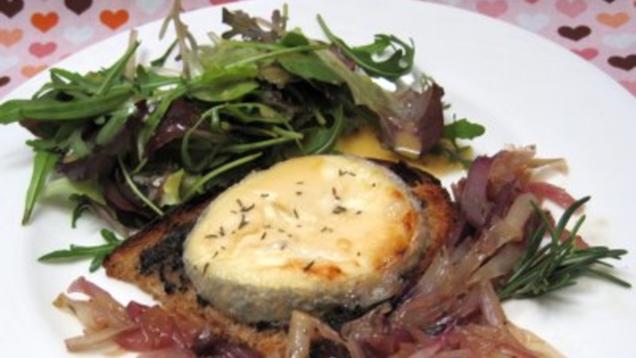 Das perfekte Dinner Rezepte - Warmer Toast unter gebackenem Ziegenkäse ...