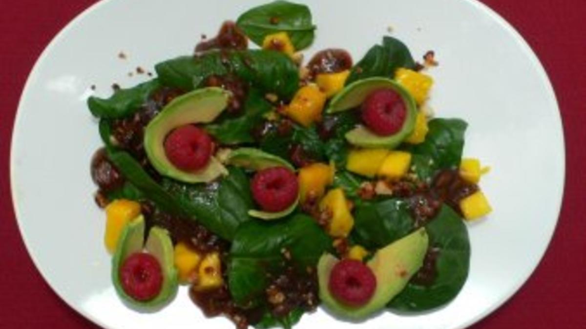 Babyspinat mit Mango und karamellisierten Macadamia-Nüssen