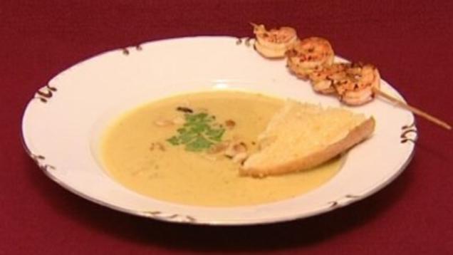 Das perfekte Promi Dinner Rezepte - Currycrème-Süppchen mit gegrillten ...