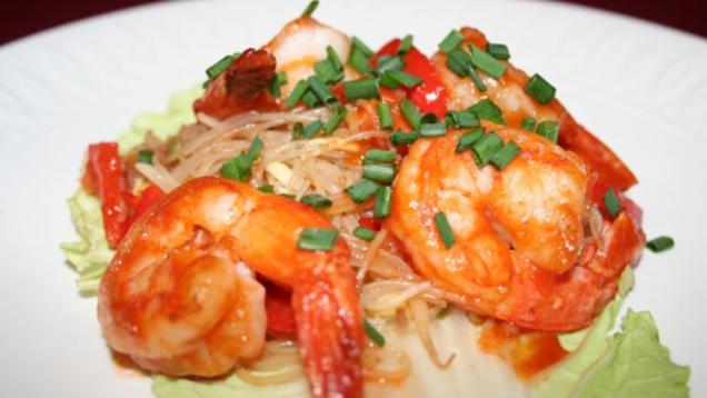 Das perfekte Dinner Rezepte - Sautierte Ingwer-Shrimps auf Glasnudelsalat