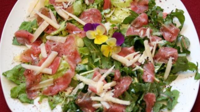 Das perfekte Dinner Rezepte - Lammcarpaccio mit Löwenzahnsalat ...