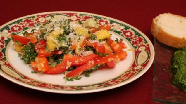 Das perfekte Dinner Rezepte - Paprika-Mango-Salat mit Kokosnuss und Kresse