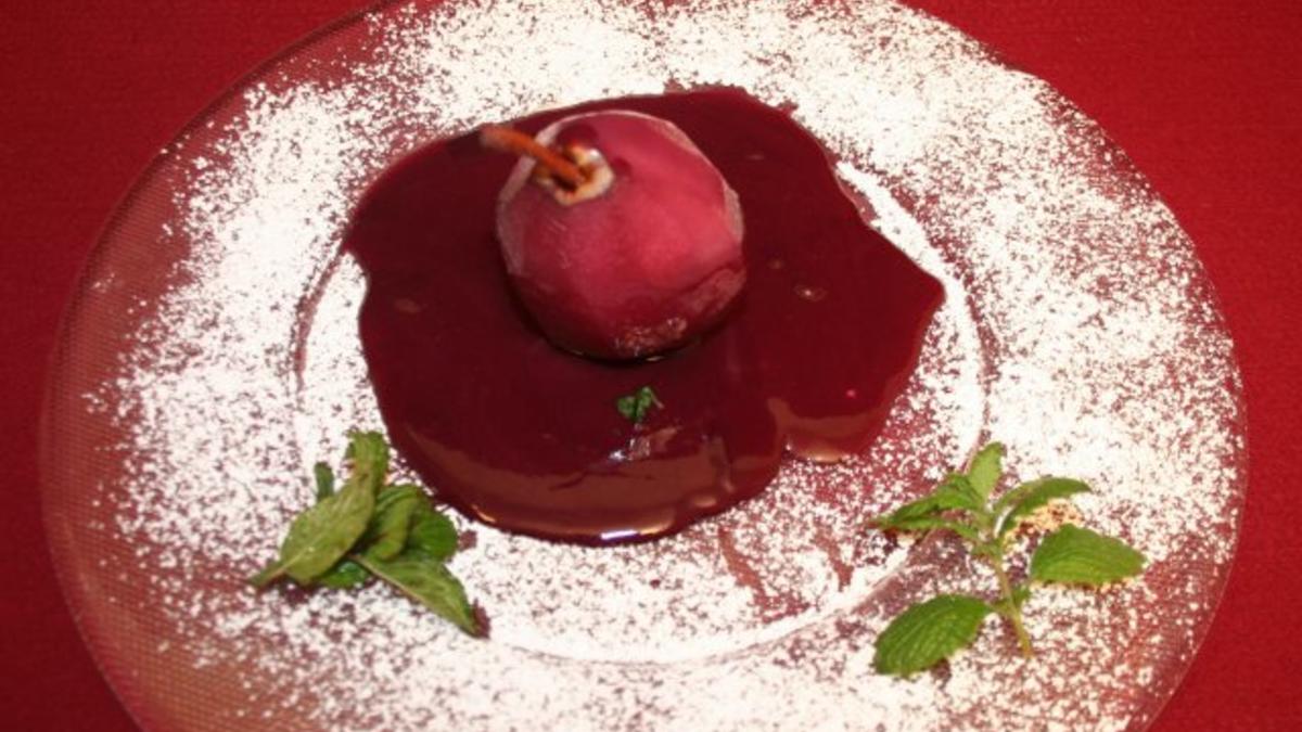 Das perfekte Dinner Rezepte - In Rotwein pochierte Birne