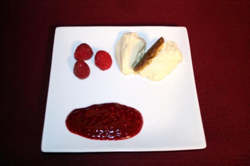 Das perfekte Dinner Rezepte - Weißes Mokka-Mousse mit Himbeermark