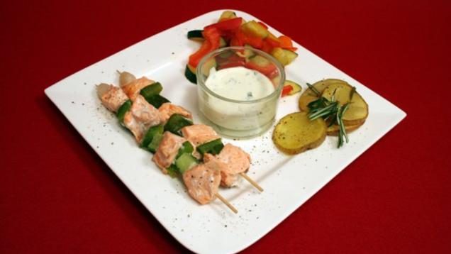 Das perfekte Dinner Rezepte - Gegrillte Lachsspieße mit Grillkartoffeln ...