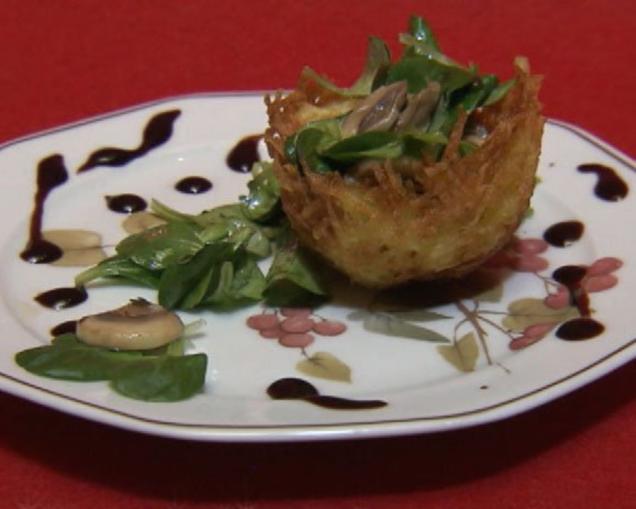 Kartoffelnester mit Champignons und Feldsalat