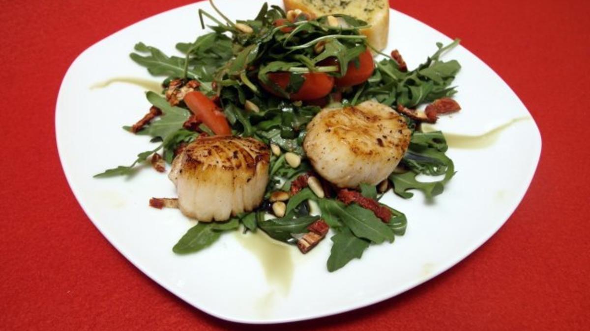 Das perfekte Dinner Rezepte - Jakobsmuschel auf Basilikum-Rucola-Salatnest