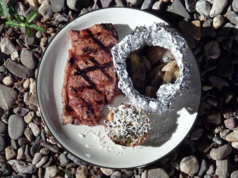 Rindersteak in einer Biermarinade, Kartoffel-Zwiebel-Säckchen und Mangold-Sellerie-Törtche