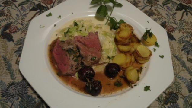 Das perfekte Dinner Rezepte - Kalbsfilet im Kräutermantel auf Spitzkohl ...