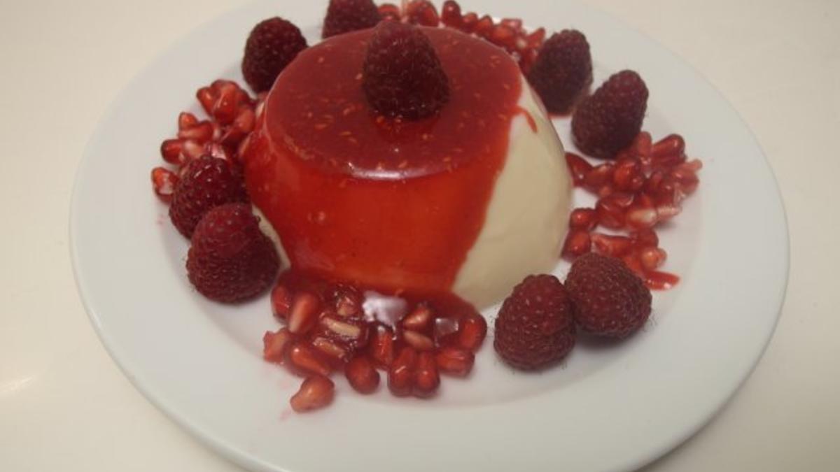 Das perfekte Dinner Rezepte - Panna cotta mit Himbeersauce und frischen ...