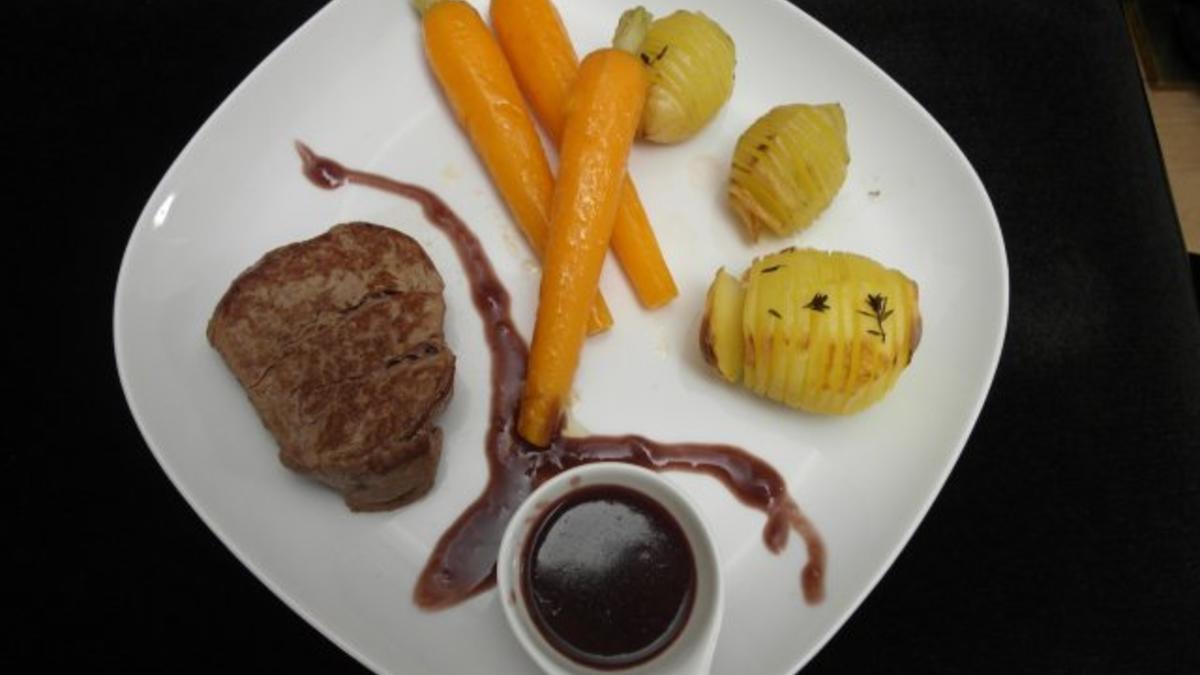 Das perfekte Dinner Rezepte - Rinderfilet mit Fächerkartoffeln und ...